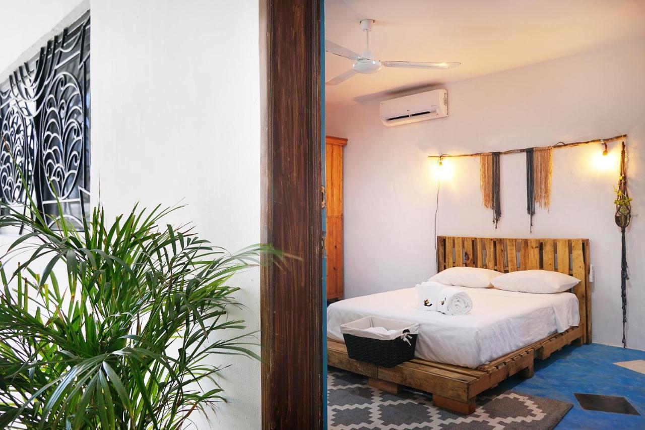 Red Panda Hostal Playa del Carmen Exterior photo